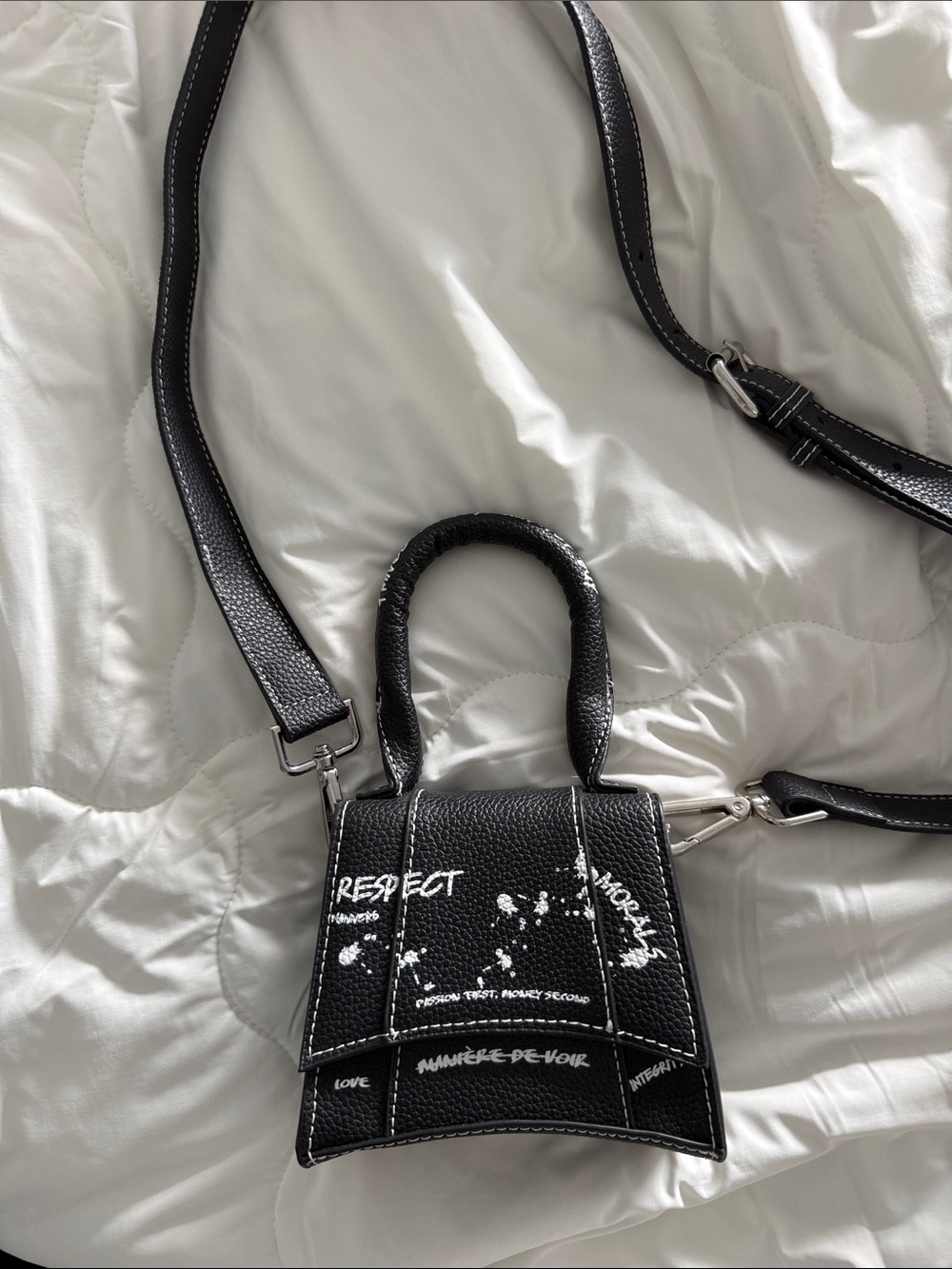 Black Mini Handbag with White Script Detail - Manière de voir